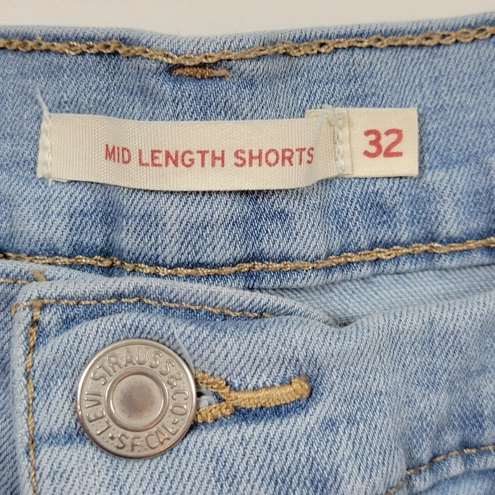 Levi's Women's Mid Length Shorts Cuffed Hem Size 32 Light‎ Wash Blue
